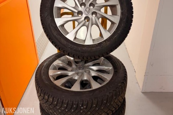 Lexus 16" felger m/ Goodyear piggdekk (205/55R16)